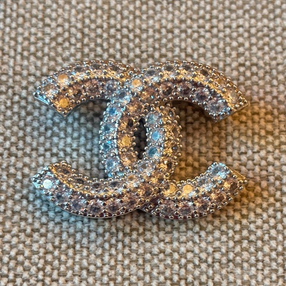 Super Rare Classic Chanel CC Crystal Embellished Silver Tone Pin Mint Condition - Picture 1 of 3